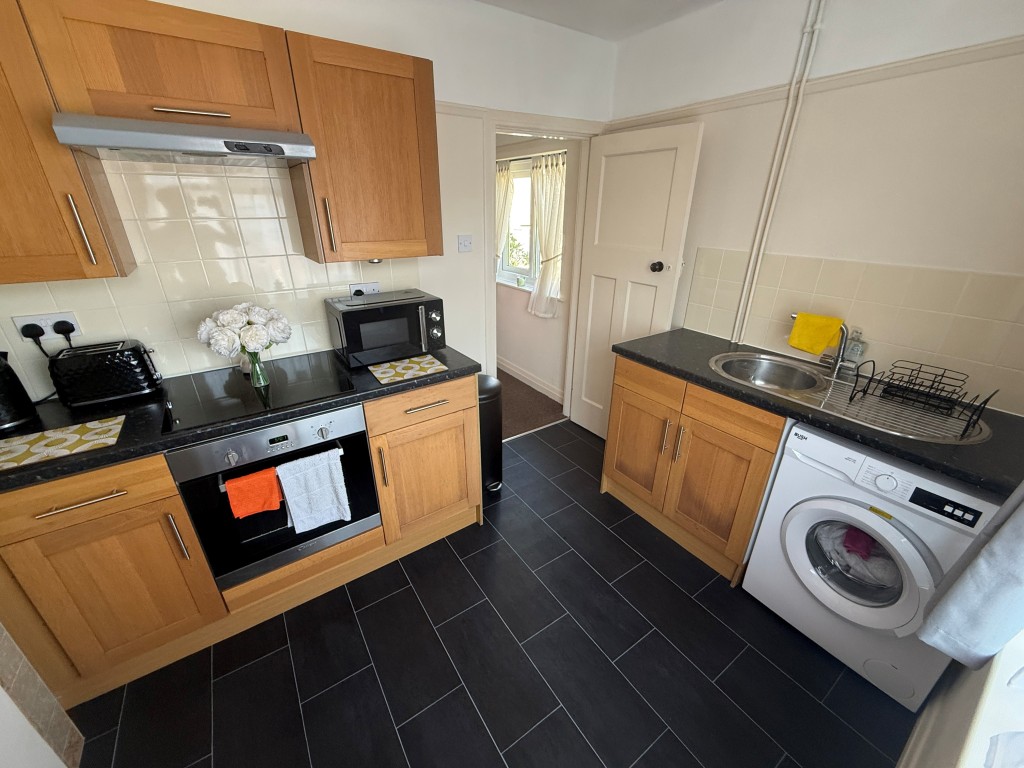 Lot: 113 - PAIR OF SHOPS AND SELF-CONTAINED FLAT FOR INVESTMENT WITH PART VACANT POSSESSION - Kitchen